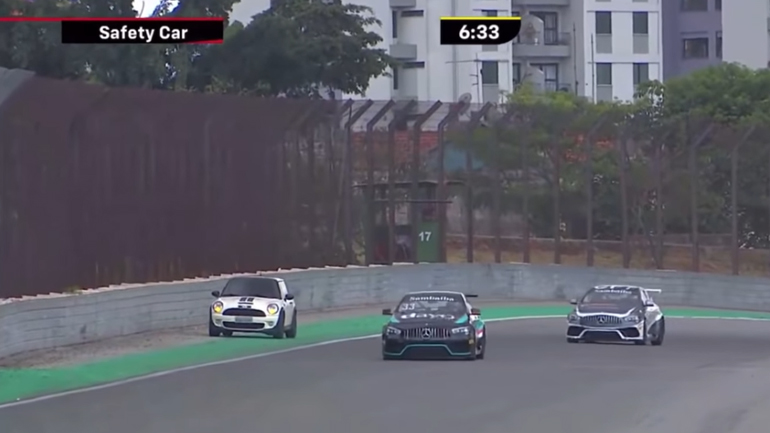 Γυναίκα μπήκε σε πίστα αγώνων με το αυτοκίνητό της!